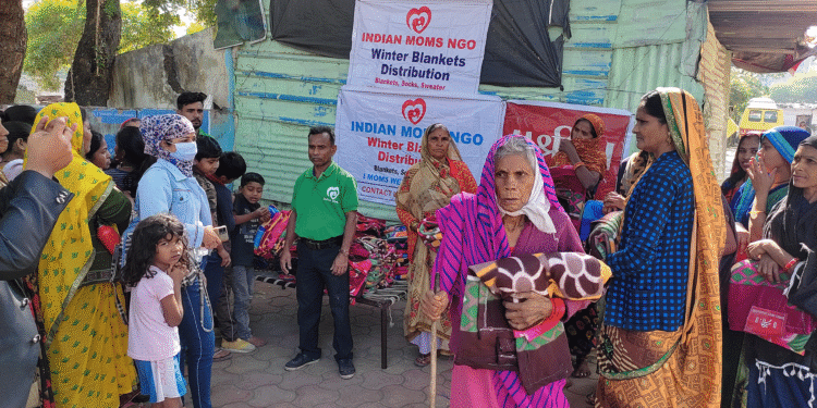 State Governments Step Up Distribution of Blankets for Homeless