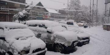 Heavy Snowfall in Hill States Disrupts Highways; Tourists Stranded