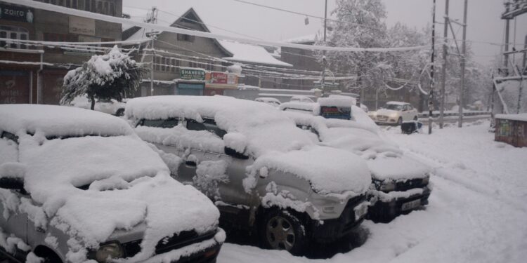 Heavy Snowfall in Hill States Disrupts Highways; Tourists Stranded
