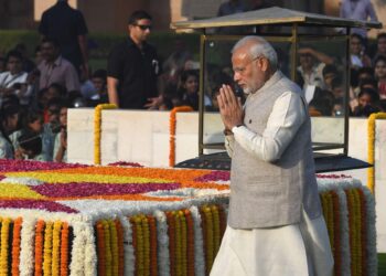 PM Modi Commemorates Mahatma Gandhi on 78th Death Anniversary, Pays Tribute at Raj Ghat