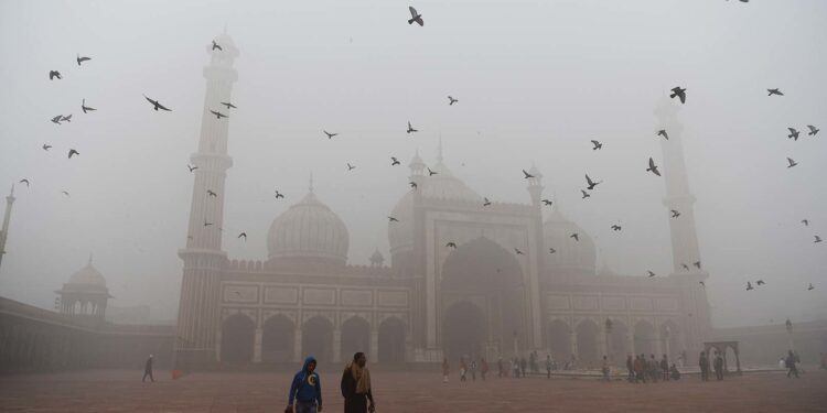 Air Quality Deteriorates Across North India as Cold Wave Traps Pollution