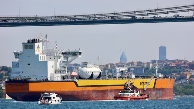 “Why Does India Need Trump’s Permission? Expert Questions US Waiver on Russian Oil Purchase